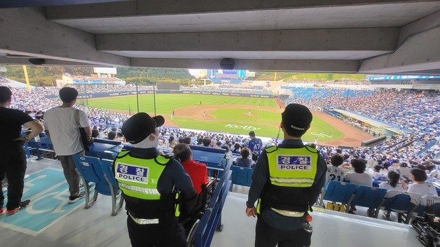 5일 오후 대구 수성구 삼성라이온즈파크에서 수십명을 죽이겠다는 살인 예고글이 올라와 경찰이 현장에서 순찰을 강화하고 있다. 2023.8.5/뉴스1