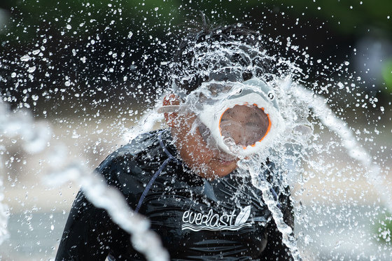 지난 4일 서울 마포구 월드컵공원 난지비치에서 한 어린이가 물놀이를 즐기며 더위를 식히는 모습. ⓒ News1