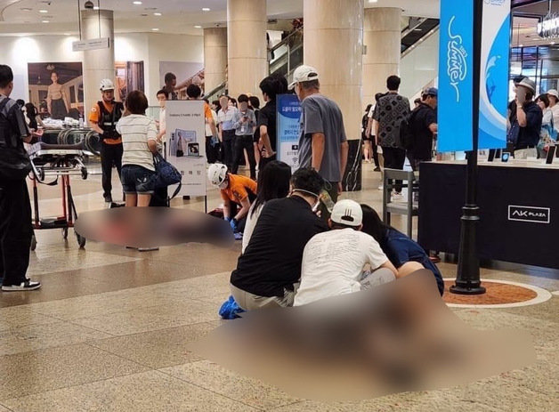 3일 오후 경기 성남시 분당구 서현역 한 백화점에서 흉기 난동 사건이 발생, 구급대원들과 시민들이 피해자들에게 응급조치를 하고 있다. ⓒ 뉴스1