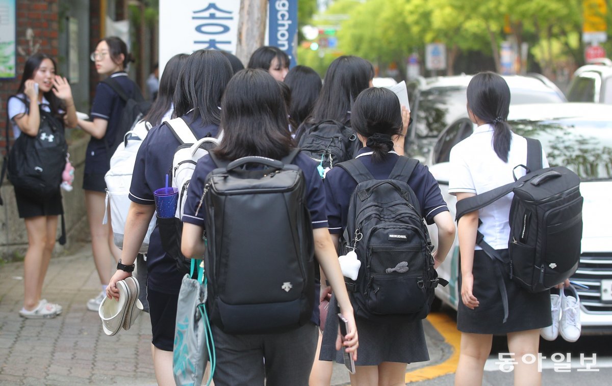 대전 송촌고등학교에 학생들이 하교하고 있다. 대전= 동아일보 사진부 송은석 기자