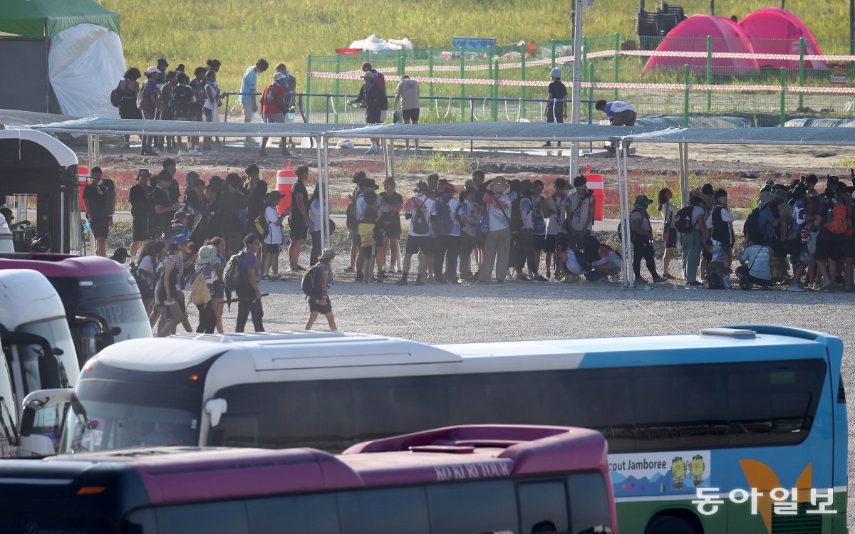 5일 오후 전북 부안군 2023 새만금 세계스카우트잼버리 주차장에서 참가자들이 셔틀버스를 기다리고 있다. 양회성기자