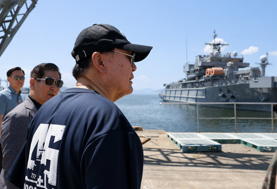 윤석열 대통령이 휴가 이틀 째인 3일 천안함의 정식 함명인 ‘PCC-772’ 문구가 적힌 모자와 티셔츠를 착용한 채 경남 진해 해군기지를 방문해 기지내 군항을 둘러보고 있다. (대통령실 제공) 2023.8.3