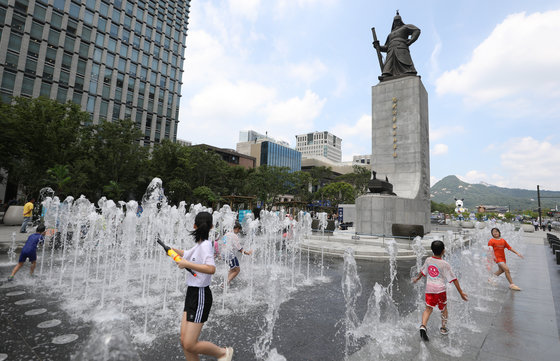 전국적으로 폭염특보가 내려진 지난 4일 서울 광화문광장 바닥분수에서 어린이들이 물놀이를 하며 더위를 식히고 있다. / 뉴스1