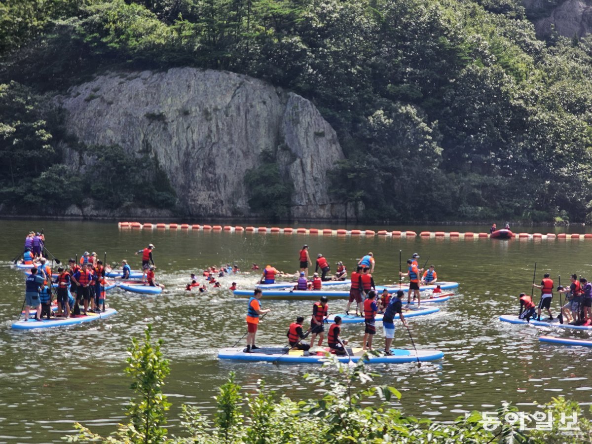 변산국립공원  직소천 계곡에서 패들보트를 타고 물놀이를 하는 잼버리 참가자들. 부안=전승훈 기자 raphy@donga.com