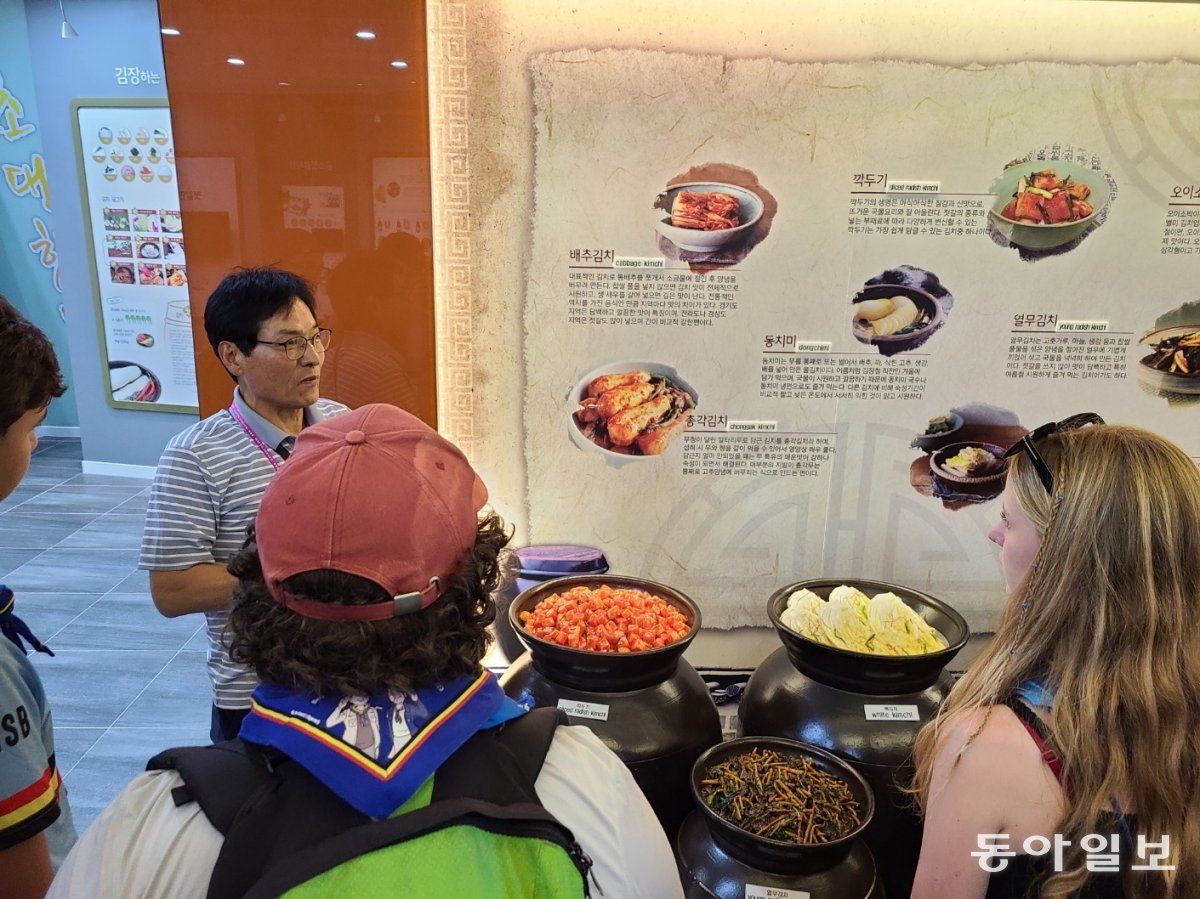 잼버리 참가자들이 곰소 젓갈 발효 식품센터에서 김치에 대해 설명을 듣고 있다.