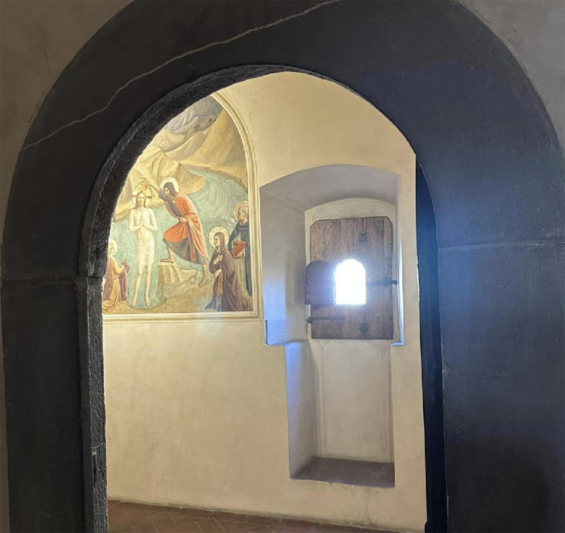 이탈리아 피렌체 산마르코 수도원 내 작은 방을 열자 화가이자 수도사였던 프라 안젤리코(1387∼1455)의 벽화와 작은 창문이 
보인다. 그림과 창문은 세속과 단절돼 고독한 삶을 견뎌야 하는 수도사들에게 한 줄기 희망이 되었다. 김영민 교수 제공