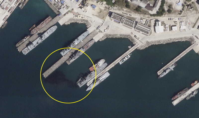 4일 우크라이나의 해상 무인기 공격을 받은 러시아 군함이 흑해 노보로시스크 해군 기지에 정박해 있는 모습. 이 군함에서 기름이 누출된 모습이 미국의 민간 위성 기업 플래닛랩스의 위성 사진에 포착됐다. 노보로시스크=AP 뉴시스