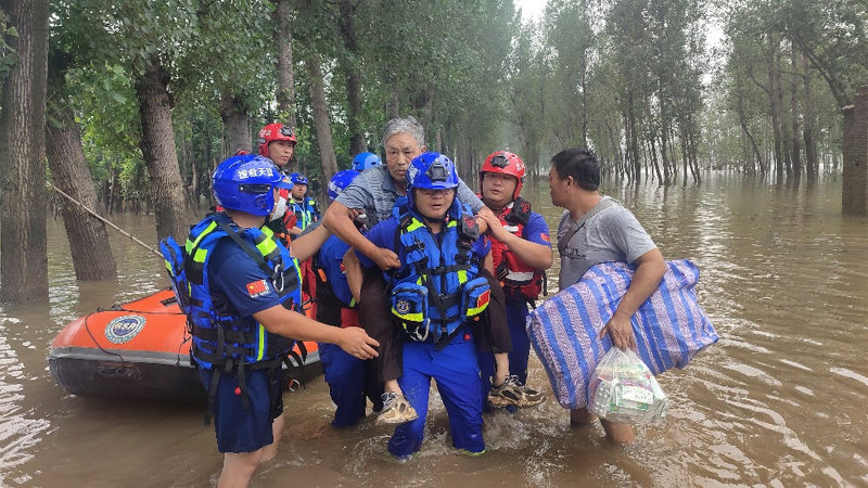 제5호 태풍 독수리의 영향으로 중국에서 지난달 말부터 폭우와 홍수가 이어지는 가운데 4일 중국 북부 허베이성 주저우에서 구조대원들이 주민들을 대피시키고 있다. 주저우=AP 뉴시스