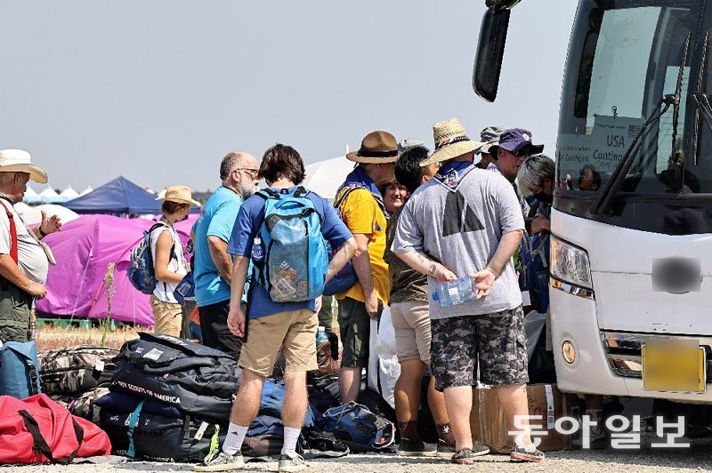 새만금서 철수 미국 스카우트 대원들이 6일 오전 새만금 야영지에서 철수하기 위해 버스에 오르고 있다. 미국 대표단은 이날 경기 평택 미군기지 ‘캠프 험프리스’로 이동했다. 부안=양회성 기자 yohan@donga.com