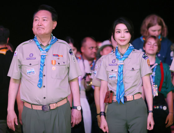 윤석열 대통령과 김건희 여사가 2일 전북 부안군 새만금 일원에서 열린 ‘2023 새만금 제25회 세계스카우트 잼버리’ 개영식에 참석해 이동하고 있다. 2023.8.2/뉴스1