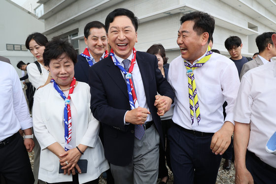 김기현 국민의힘 대표와 김관영 전북지사가 지난달 27일 전북 부안군 새만금 세계스카우트잼버리 현장에서 밝게 미소 짓고 있다. (국민의힘 제공) 뉴스1