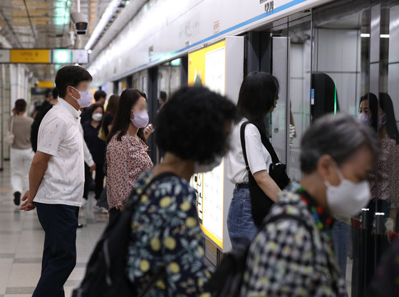 2일 서울 강북구 수유역에서 시민들이 마스크를 쓴 채 열차를 타고 있다. 2023.8.2. 뉴스1