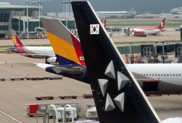 16일 오후 인천국제공항 1터미널 전망대에서 바라본 계류장에 아시아나항공 항공기가 대기하고 있다. 2023.7.16/뉴스1