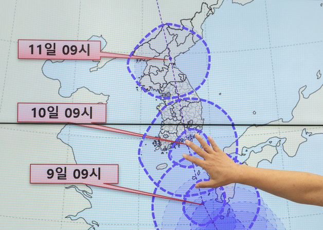 7일 오전 서울 동작구 기상청에서 예보분석관이 제6호 태풍 ‘카눈’ 진행 방향 등에 대해 설명하고 있다. 기상청은 이날 브리핑을 통해 태풍 카눈이 10일 오전 중 강도 ‘강’의 위력을 유지하면서 경남 통영 인근을 통해 내륙에 상륙할 전망이라고 밝혔다. 이후 한반도 중심을 관통하면서 전국 대부분 지역에 영향을 미치겠다고 전했다. 2023.8.7/뉴스1