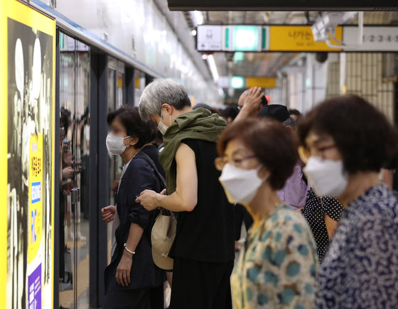 2일 서울 강북구 수유역에서 시민들이 마스크를 쓴 채 열차를 타고 있다. 2023.8.2/뉴스1 ⓒ News1
