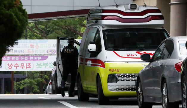 지난 4일 오전 대전 대덕구 한 고등학교에서 20대 남성이 학교에 무단침입해 40대 교사를 흉기로 찌르고 도주하는 사건이 발생했다. 출동한 경찰 과학수사대가 사건 학교에서 현장 조사를 하고 있다. 2023.8.4. 뉴스1