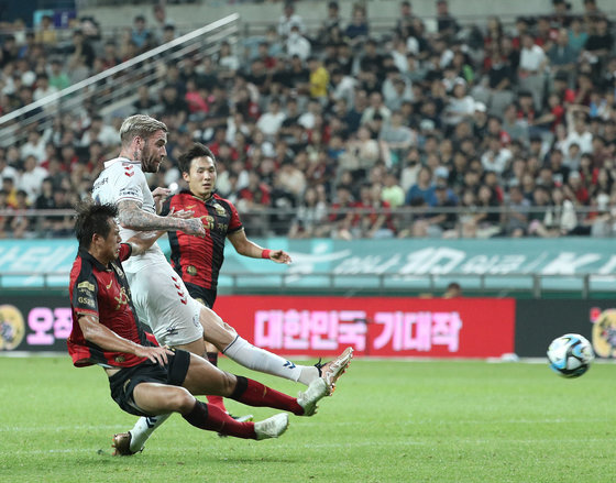 수원FC 공격수 라스. 뉴스1