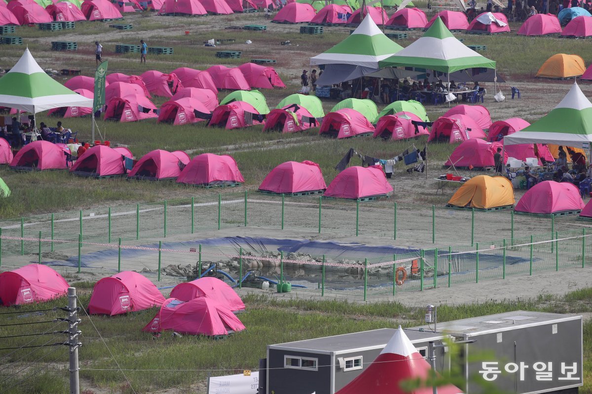 7일 전북 부안군 2023 새만금 세계스카우트잼버리 행사장에 곳곳에 배수구(녹색 철조망 안)가 설치돼 있다. 양회성 기자 yohan@donga.com