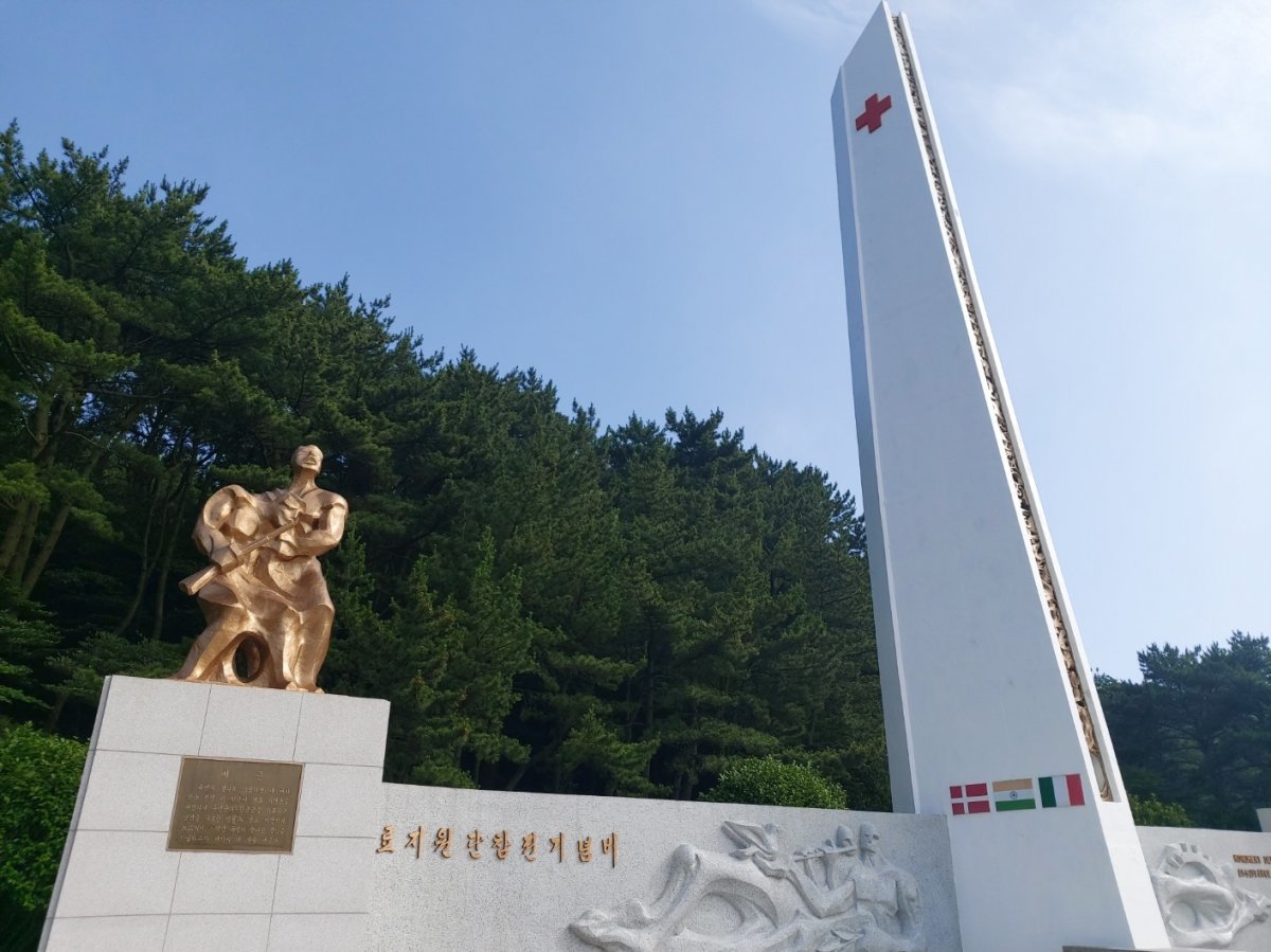 부산 태종대 유원지 입구에 있는 의료지원단참전기념비. 20m 높이의 탑에 적십자 표시와 의료지원 6개국의 국기가 새겨져 있다. 부산=구자룡 기자