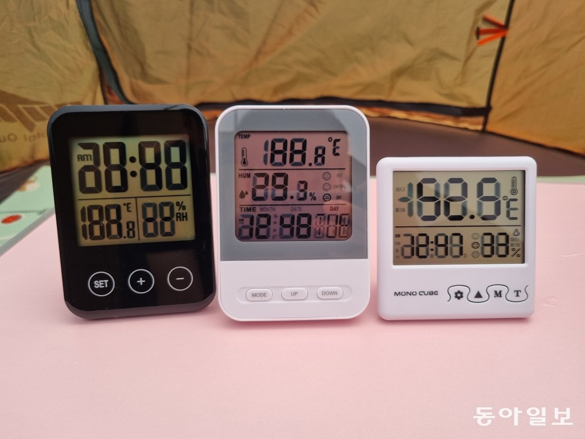 텐트 내부 온도가 55도가 넘어가자 디지털 온도계 3개가 모두 먹통이 됐다.  주현우 기자 woojoo@donga.com