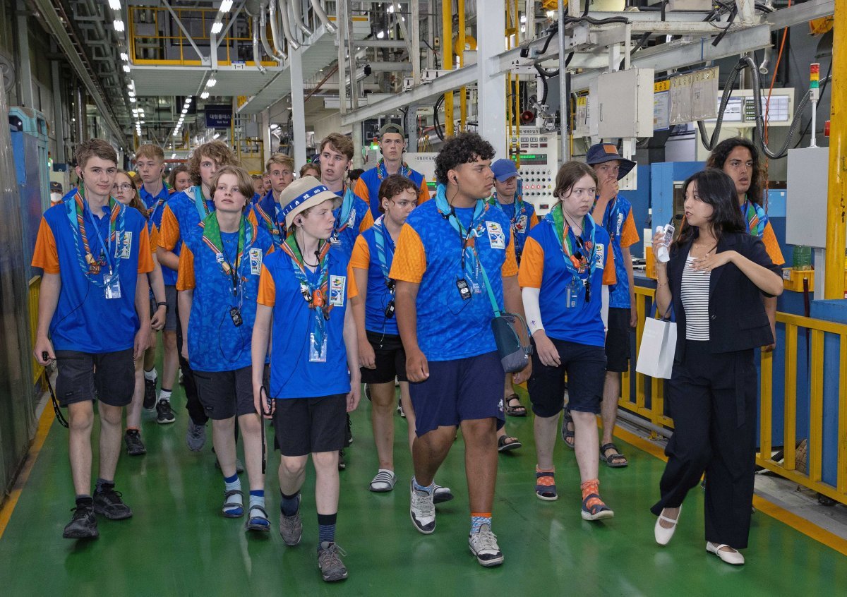 텐트 철거하고… 공장 견학 7일 전북 부안군 2023 새만금 세계스카우트잼버리 야영장에서 독일과 스위스 대표단이 텐트
 일부를 철거하고 있다. 각국 잼버리 대원 3만6000여 명은 8일부터 서울 경기 등지로 철수한다(위쪽 사진). 잼버리 네덜란드 
대원들이 7일 전북 현대자동차 전주공장을 찾아 설명을 들으며 생산라인을 견학하고 있다. 부안=양회성 기자 
yohan@donga.com·현대차그룹 제공