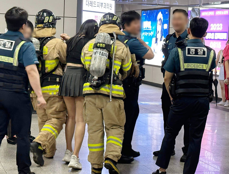 6일 오후 서울 지하철 9호선 열차에서 생화학 테러 관련 오인 신고가 접수돼 시민들이 대피하다가 부상을 당하는 소동이 벌어졌다. 경찰과 소방관들이 신논현역에서 부상을 당한 시민을 부축하고 있다. 뉴시스