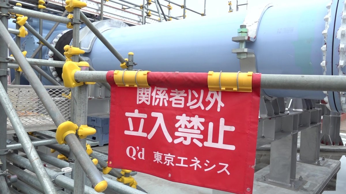 일본 후쿠시마 제1원자력발전소 내에 설치된 오염수 보관 탱크 (위쪽) 및 희석용 바닷물 취수 설비 (아래쪽). 원전 내 탱크에 보관 된 오염수는 방사성 물질을 정화한 뒤 거대한 파이프로 끌어온 바닷물에 희석해 해저터널을 통해 방류한다. 후쿠시마공동취재단