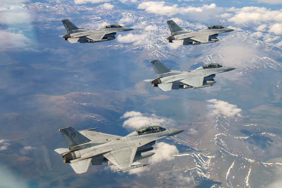 공군은 지난 5일부터 연합작전 수행능력 향상을 위해 미국 알래스카주 아일슨 공군기지와 엘멘돌프 공군기지에서 진행된 레드플래그 알래스카 훈련에 참가하고 있다고 16일 밝혔다. KF-16 전투기 편대가 알래스카 상공을 비행하고 있다. (공군 제공) 2023.6.16/뉴스1