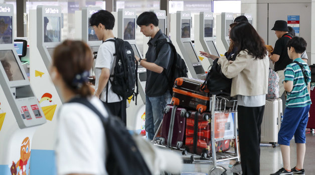 이용객들로 붐비는 인천국제공항 출국장 (자료사진) 뉴스1