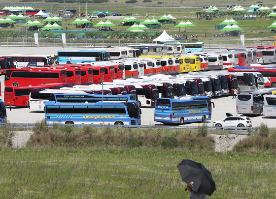 새만금 세계스카우트잼버리에서 조기 철수하는 대원들을 태우기 위한 버스가 8일 오전 전북 부안군 잼버리 대회장에서 대기하고 있다. 2023.8.8/뉴스1