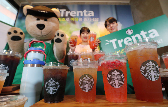 19일 서울 중구 스타벅스 한국프레스센터점에서 모델들이 새롭게 출시된 대용량 ‘TRENTA’(트렌타) 사이즈 음료를 선보이고 있다. 2023.7.19/뉴스1
