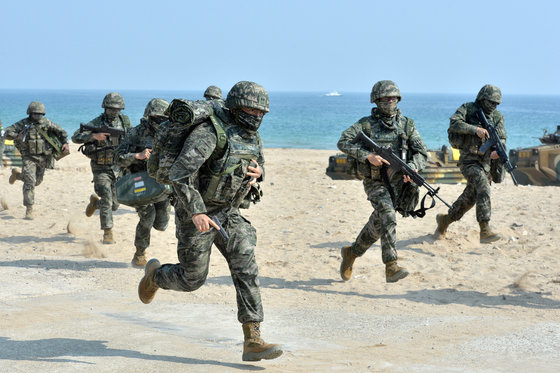 2023 쌍룡훈련에 참가한 해병대. 뉴스1