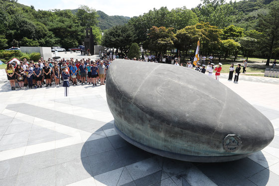 2023 새만금 세계 스카우트 잼버리에서 조기 퇴영한 영국 스카우트 대원들이 8일 오전 경기도 파주시 영국군 설마리전투 추모공원을 방문해 베레모 형상의 참전비에 묵념하고 있다. 2023.8.8 뉴스1