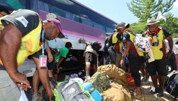 새만금 세계스카우트잼버리에서 조기 철수한 파푸아뉴기니 대원들과 지도자들이 8일 오후 경기 용인시 처인구 명지대학교 기숙사에 도착해 짐을 옮기고 있다. 뉴스1