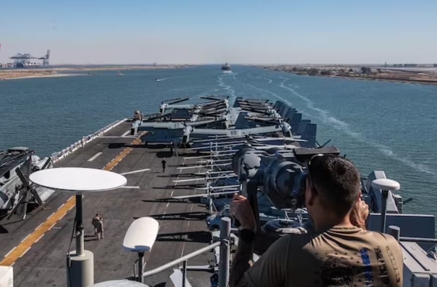 6일 호르무즈 해협에서 미 해군 5함대 소속 장병이 군용기를 탑재한 수륙양용함 ‘USS 바탄’에서 망원경으로 전방을 살피고 있다. 미 해군 5함대 제공