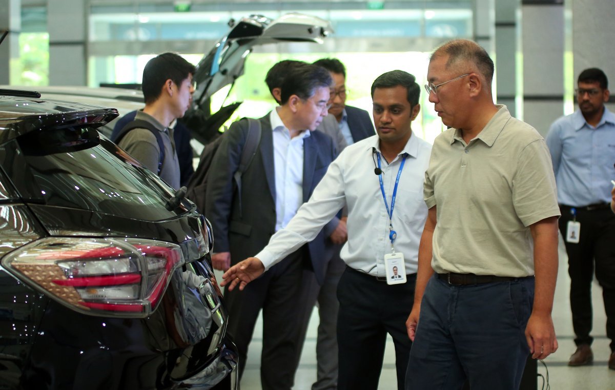 정의선 현대자동차그룹 회장(오른쪽)이 7일 인도 하이데라바드의 현대차·기아 인도기술연구소를 방문해 현지 직원으로부터 차량에 대한 설명을 듣고 있다. 현대자동차 제공