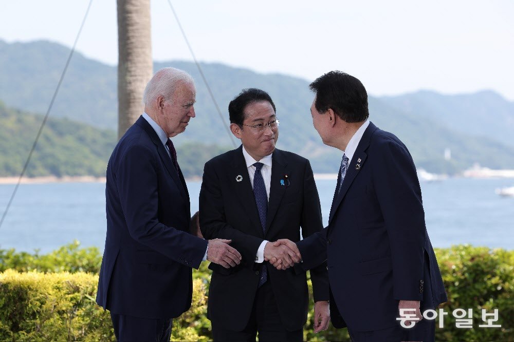 윤석열 대통령(오른쪽), 조 바이든 미국 대통령(왼쪽), 기시다 후미오 일본 총리가 올해 5월 그랜드 프린스 호텔 히로시마에서 한미일 정상회담을 갖고 있다. 동아일보DB