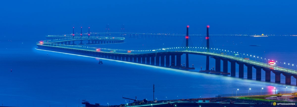마카오와 홍콩, 중국 주하이를 잇는 강주아오 대교 야경. 세계 최장(길이 55km) 해상대교다.    마카오관광청 제공
