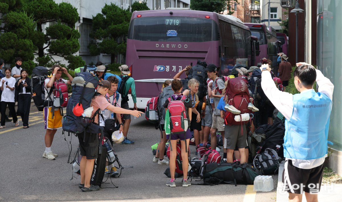 전북 부안군 새만금 야영지에서 철수한 스위스 스카우트 대원들이 8일 서울 서대문구 명지대 인문캠퍼스에 도착한 뒤 숙소로 이동할 준비를 하고 있다. 박형기 기자 oneshot@donga.com