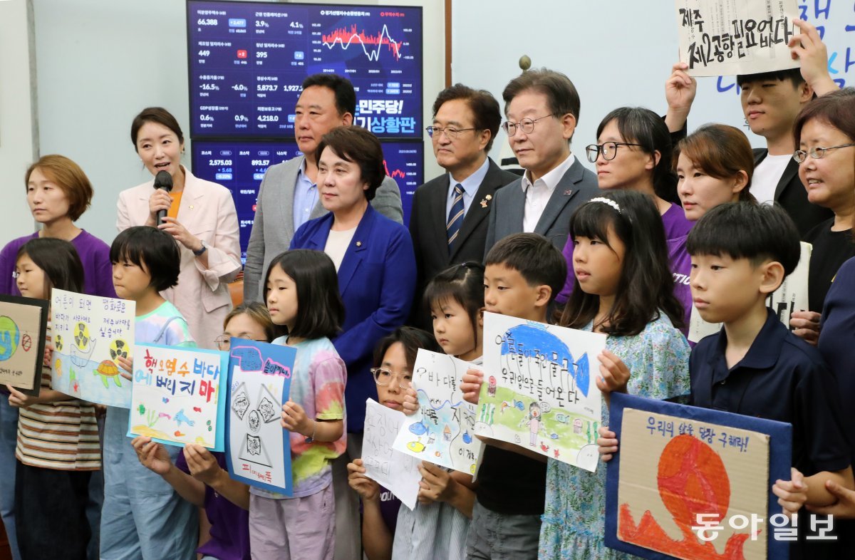 이재명 “미래세대 피해 막아야”  더불어민주당 이재명 대표가 8일 국회에서 열린 ‘후쿠시마 오염수 해양투기 저지를 
위한 아동·청소년·양육자 간담회’에 참석한 초등학생 어린이들과 기념촬영을 하고 있다. 어린이들은 일본의 후쿠시마 오염수 방류를 
비판하는 메시지를 담은 그림을 이 대표에게 전달했다. 이훈구 기자 ufo@donga.com