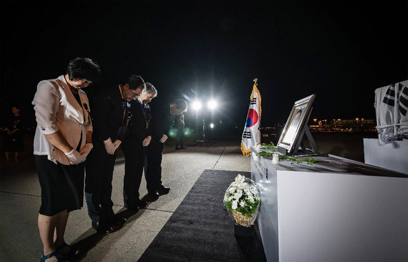 7일 인천국제공항에 도착한 독립운동가 최재형 선생의 부인 최엘레나 여사의 유해를 향해 참석자들이 묵념을 하고 있다. 국가보훈부 제공