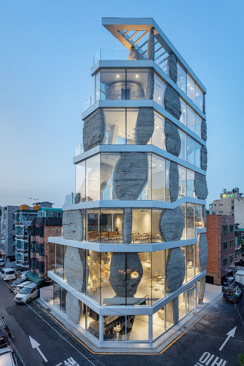 올해 5월 서울 영등포구 대림동에 지어진 건물 ‘로스톤’. 바위를 형상화한 콘크리트 기둥 48개가 건물 천장을 떠받치고 있는 모양새다. ⓒ신경섭, 에이엔디건축사사무소 제공