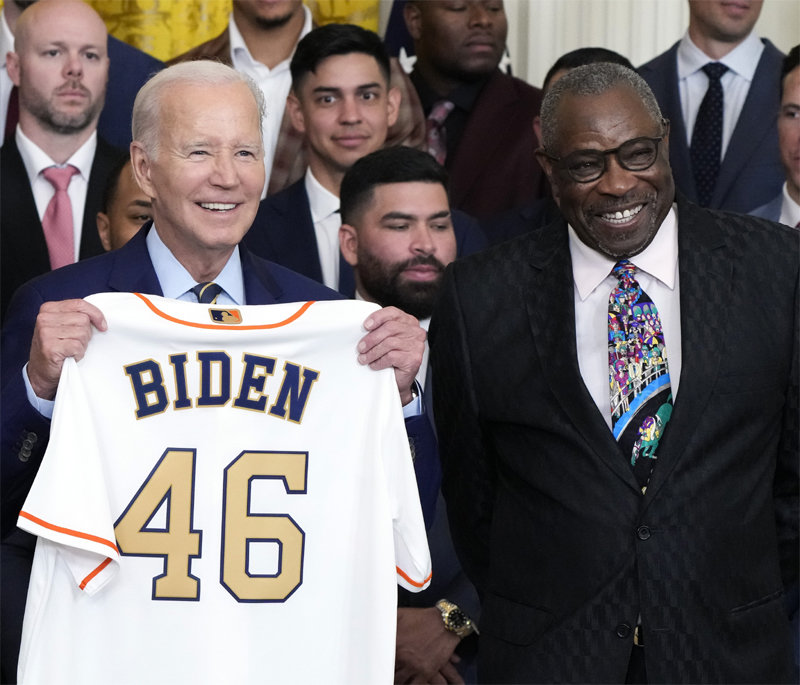 7일 조 바이든 미국 대통령(앞줄 왼쪽)이 지난해 미국프로야구(MLB) 월드시리즈에서 우승한 휴스턴 애스트로스의 감독 더스티 베이커(앞줄 오른쪽)에게 받은 유니폼을 펼쳐 보이고 있다. 워싱턴=AP 뉴시스