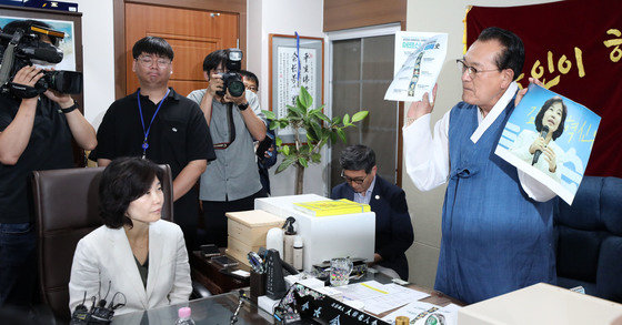 김호일 대한노인회장이 3일 서울 용산구 대한노인회 중앙회에서 노인 비하 발언 논란으로 사과 방문한 김은경 더불어민주당 혁신위원장에게 사과를 받고 면담을 하는 중 더불어민주당 노인 폄하 발언사가 담긴 문서와 김 위원장의 사진을 들고 항의하고 있다. 2023.8.3/뉴스1