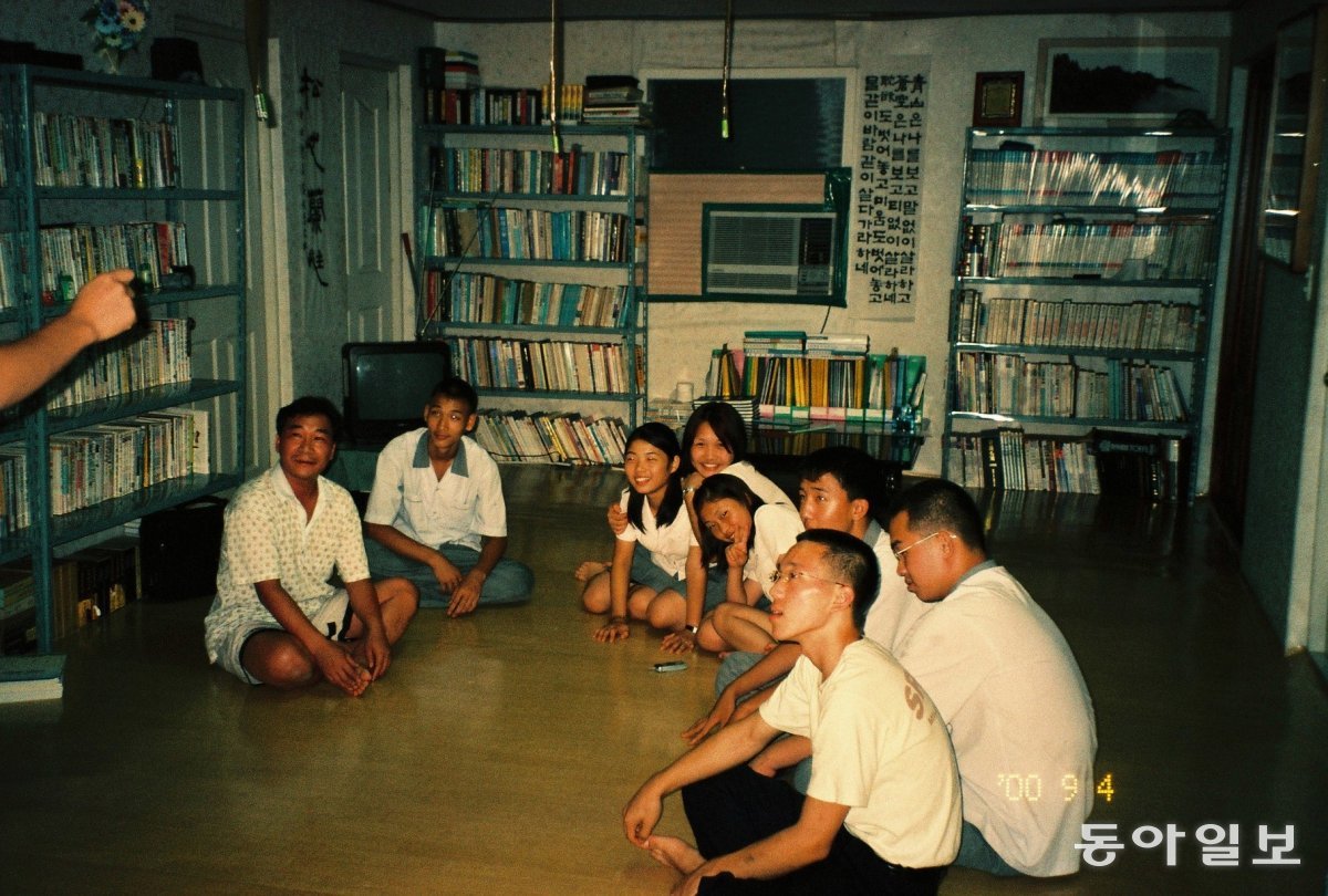 2000년 9월 4일 광주 진남중 교장(가장 왼쪽)이 사비로 마련한 광주의 한 전셋집에서 학교부적응 청소년들과 빙 둘러 앉아 이야기를 나누고 있다. 박주정 교장 제공