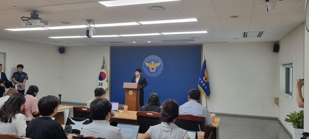 박정원 경기분당경찰서 형사과장이 ‘분당 서현역 흉기난동범’ 최원종(22)과 관련된 수사 브리핑을 진행 중이다.