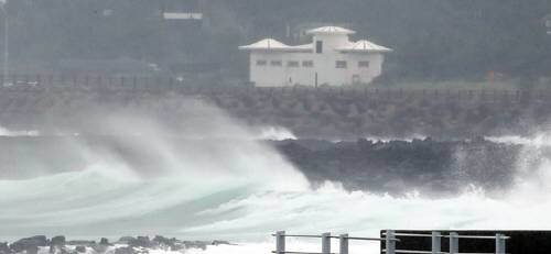 제6호 태풍 ‘카눈‘이 북상 중인 9일 오후 제주 서귀포시 남원읍 해상에 거센 파도가 치고 있다.