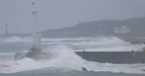 제6호 태풍 ‘카눈’이 북상 중인 9일 오후 제주 서귀포시 남원읍 해상에 거센 파도가 치고 있다.