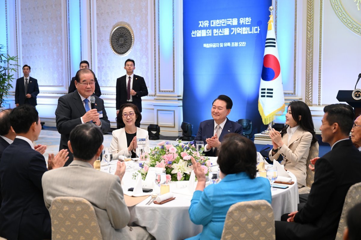 윤석열 대통령과 김건희 여사가 9일 청와대 영빈관에서 열린 독립유공자 및 유족 초청 오찬에서 이종찬 광복회장의 인사말을 들으며 박수치고 있다. (대통령실 제공) 2023.8.9