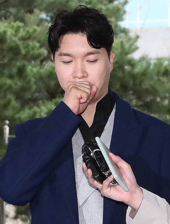 방송인 박수홍이 지난 15일 오후 서울 마포구 서울서부지방법원에서 특정경제범죄 가중처벌 등에 관한 법률(횡령) 위반 혐의로 기소된 친형 박 모씨와 배우자 이 모씨에 대한 4차 공판에 증인으로 출석하며 취재진의 질문에 답하고 있다. 2023.3.15/뉴스1